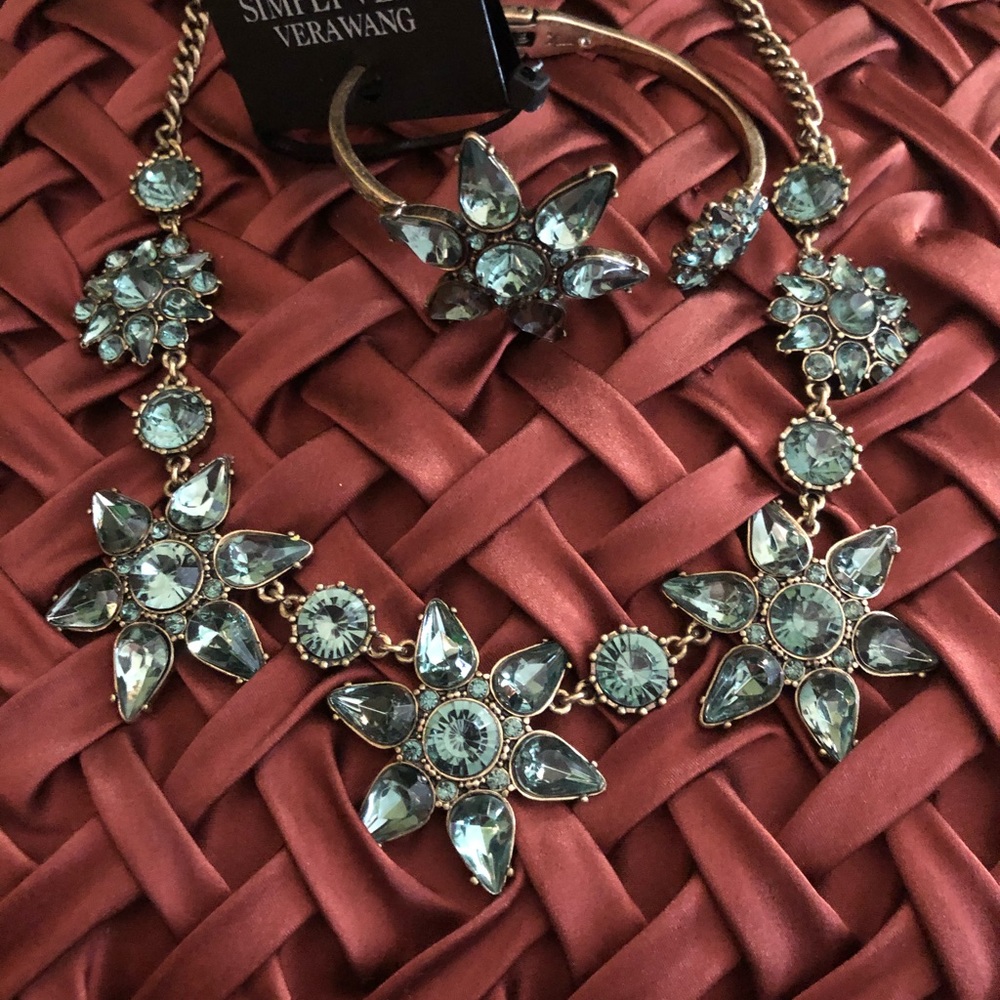 Brand New Vera Wang Green Statement Necklace Set
